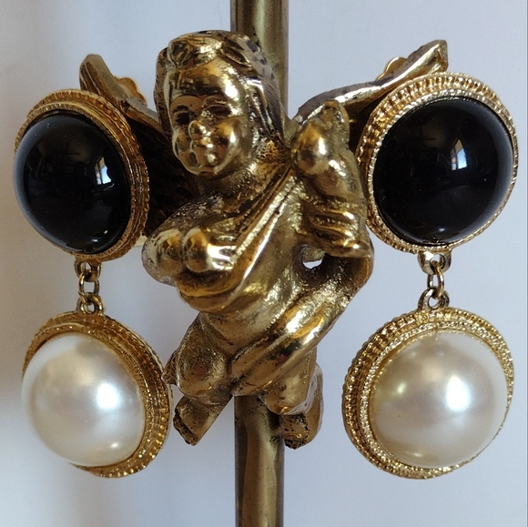 80s faux pearl and black accent gold-tone dangle clips - Picture 1 of 5